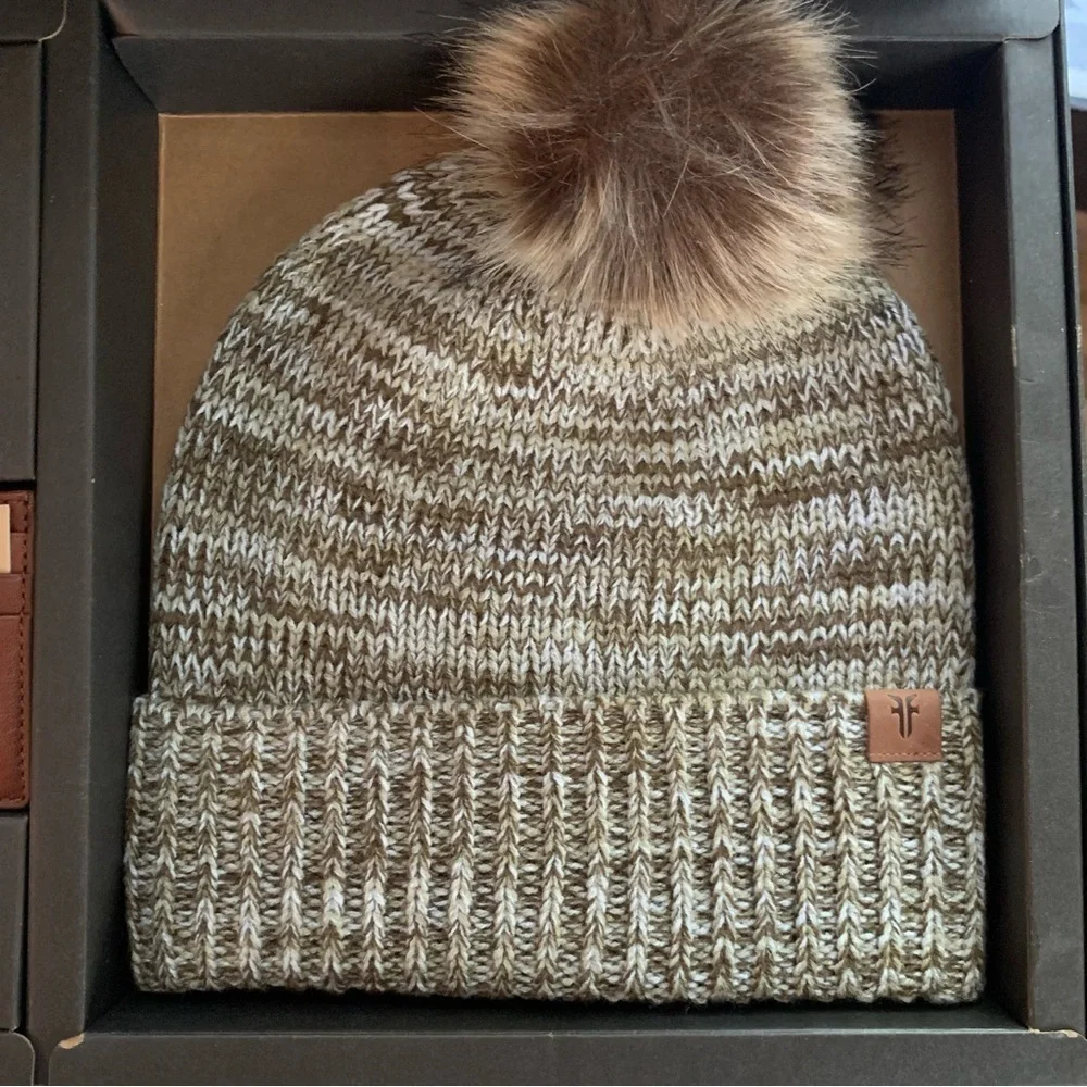 FRYE | NWT Gift Set Brown Marled Knit Beanie & Brown Leather Card Case Carrier